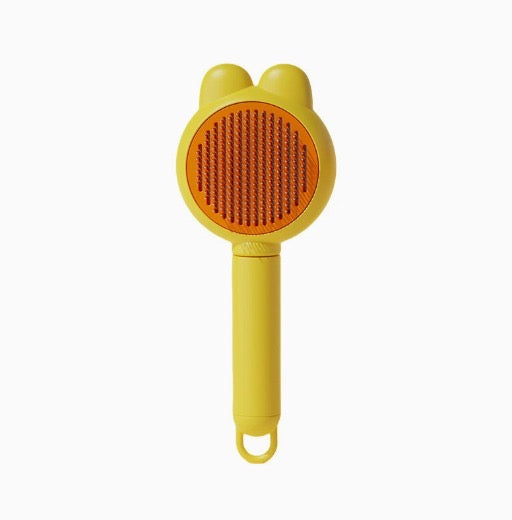 Cepillo autolimpiante para mascotas diseño conejo color amarillo sobre fondo blanco