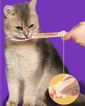 Cuchara Dispensadora de Snacks para Gatos - un gato lamiendo golosinas directamente de la cuchara