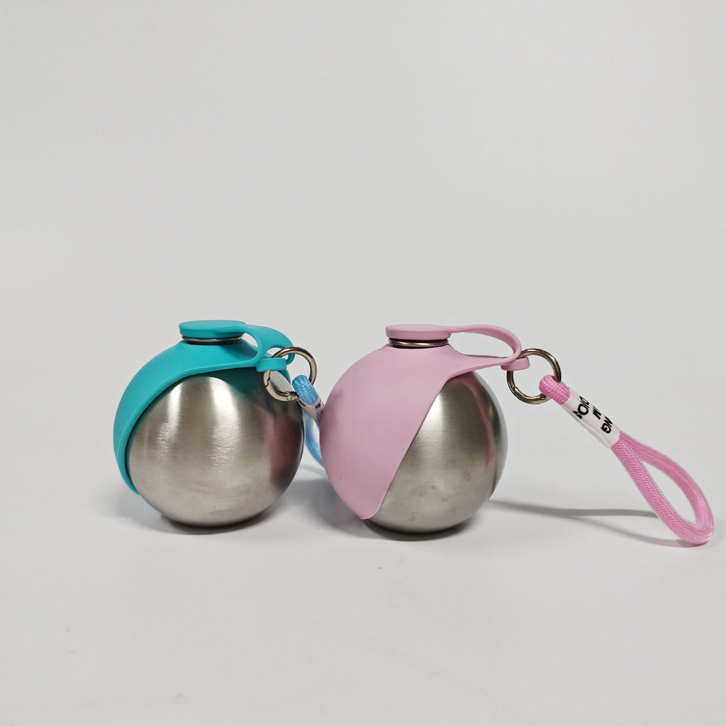 Botella de agua portátil para perros de acero inoxidable, azul y rosa, con funda de silicona