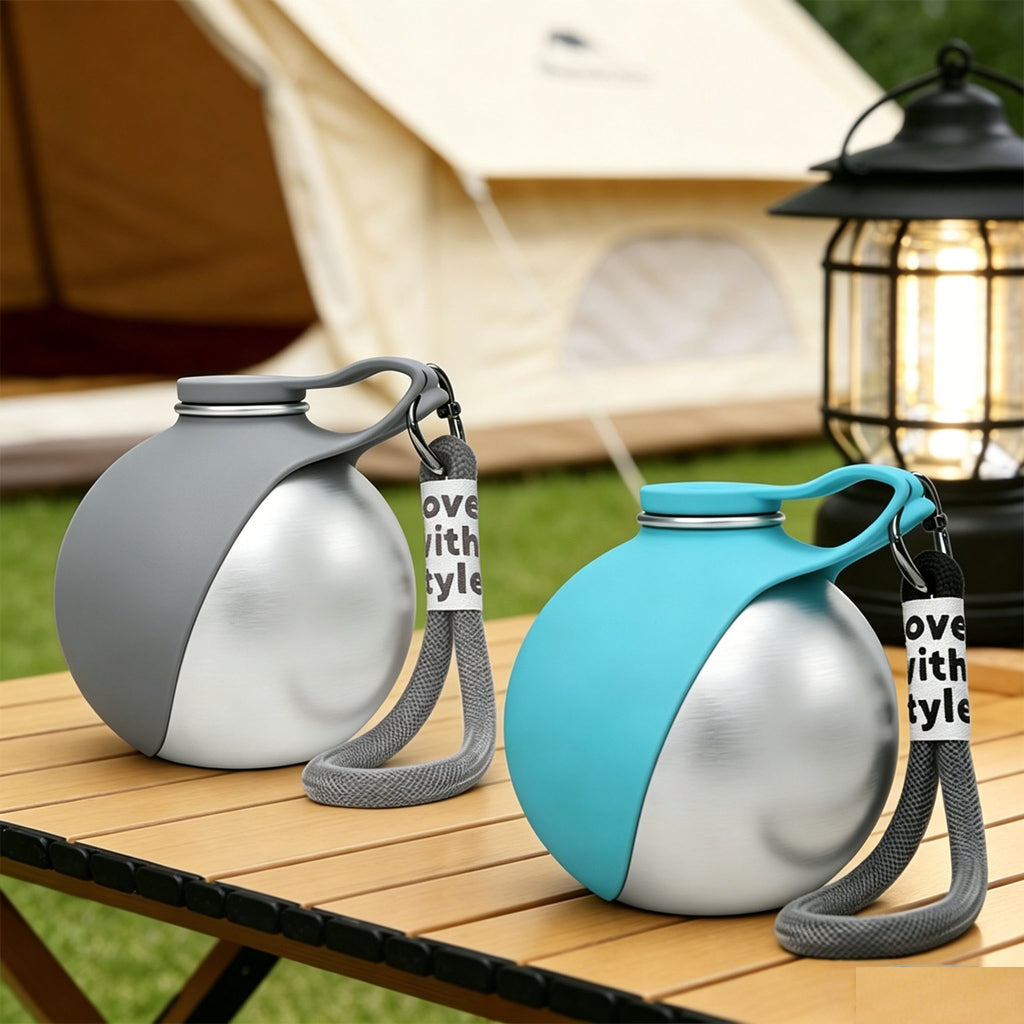 Botellas de agua portátiles para perros en gris y azul sobre una mesa de camping