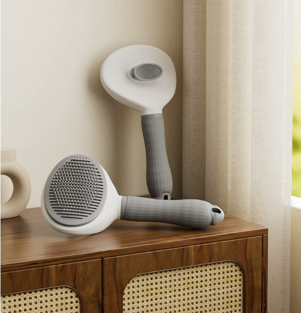 Cepillo Autolimpiante Slicker para mascotas sobre mueble de salon